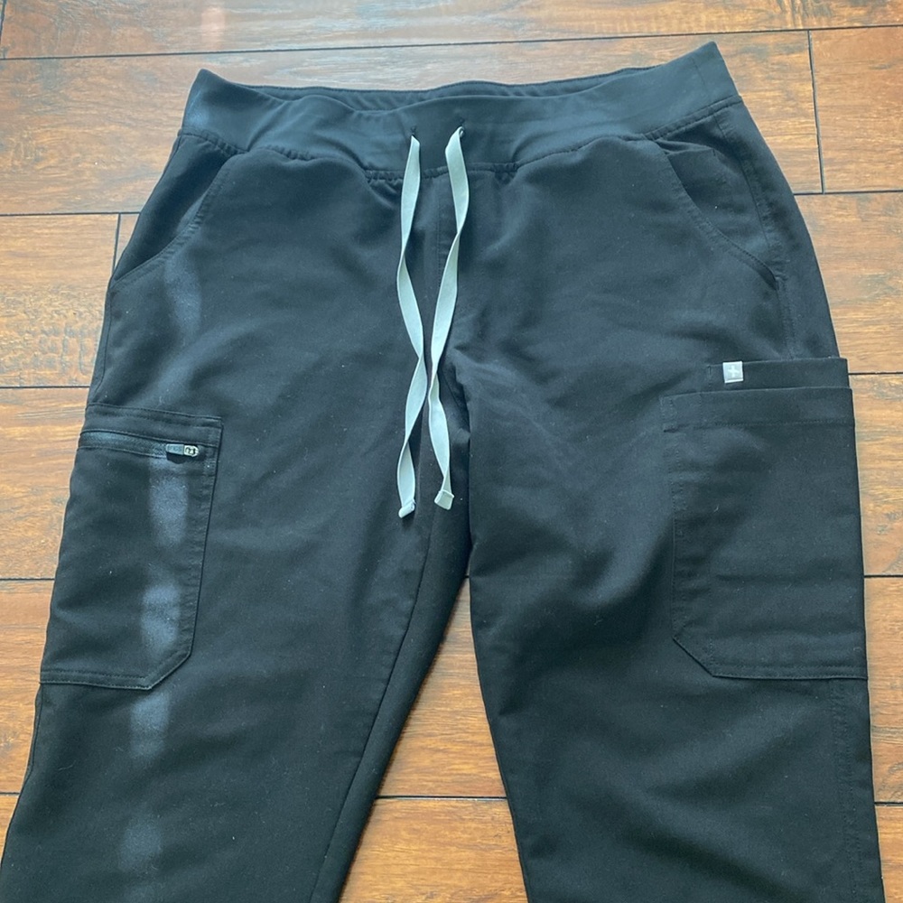 EUC!! Figs Yola Large Petite Skinny Scrub Pants in Black - Picture 2 of 4